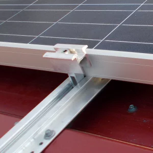 A napelemek rögzítése fém tetőre